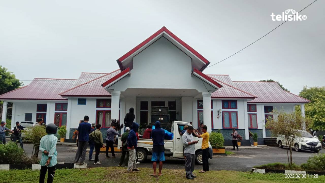 Buntut belum adanya kepastian penyelesaian sengketa pilkades, puluhan warga Desa Bubu Barat, Kecamatan Kambowa, Kabupaten Buton Utara berunjuk rasa di kantor DPMD, Kamis (30/6/2022) lalu. Foto: Aris/Telisik