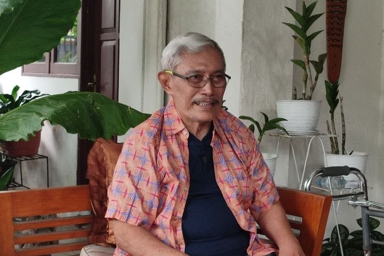 Seno Sukarto, Ketua RT tempat rumah Kadiv Propam Irjen Pol Ferdy Sambo di daerah Duren Tiga, Pancoran, Jakarta Selatan. Seno sedang menjelaskan mengenai suasana saat insiden aksi baku tembak dua anggota polri, Brigadir J dan Bharada E. Foto: Repro Kompas.