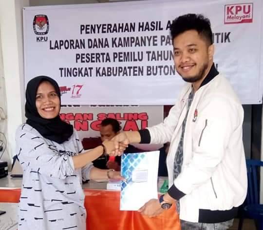 Ketua KPU Busel, Ari Ashari Apriadi ketika menyerahkan dokumen hasil akhir laporan dana kampanye partai politik kepada komisioner Bawaslu Busel, Rosni. Foto: Ist.