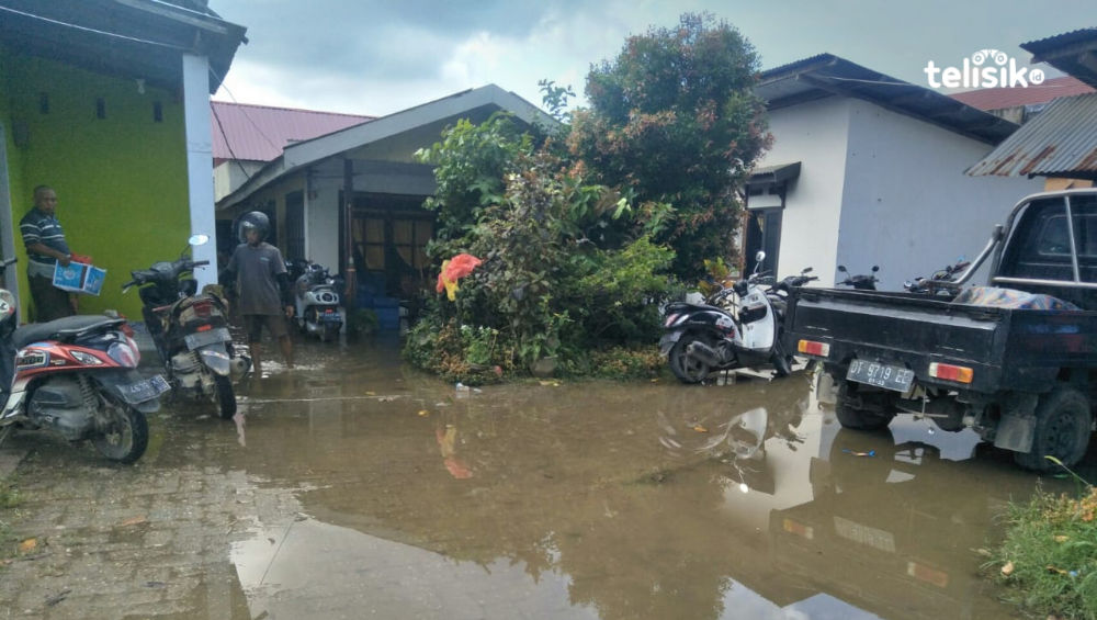 Sejumlah rumah warga di Kelurahan Watu-Watu, Kecamatan Kendari Barat Kota Kendari terendam banjir akibat hujan yang mengguyur selama kurang dari satu jam, pada Rabu (6/7/2022) sore. Foto: Thamrin Dalby/Telisik
