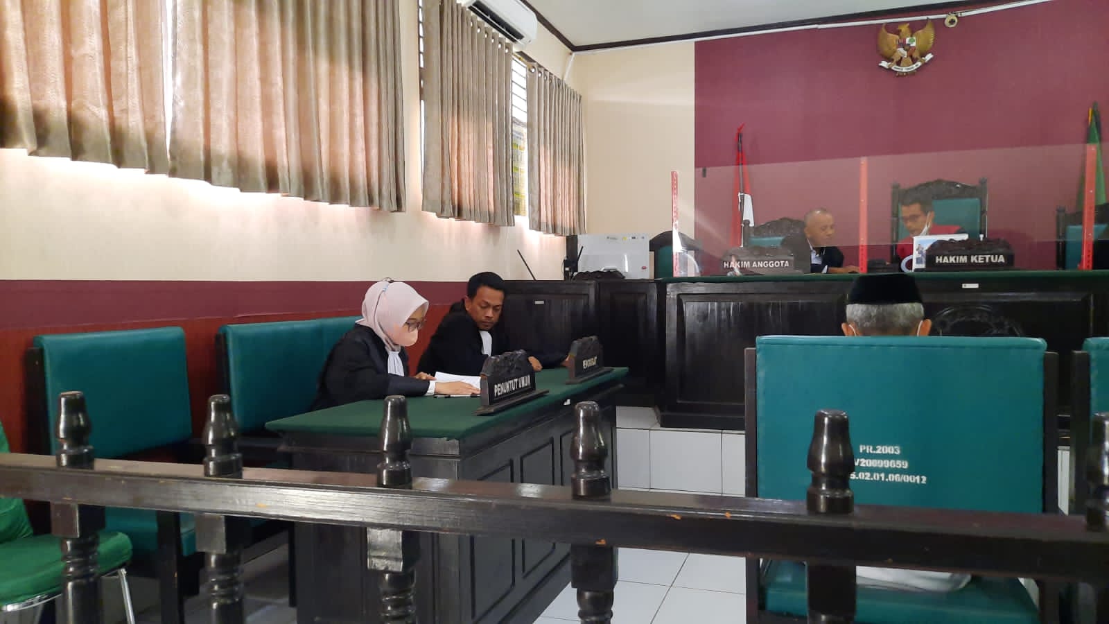 JPU Kejari Muna, Andi Muhamad Dedi dan Revina membacakan tuntutan terdakwa mantan Sekwan Muna Barat, ASB dan mantan Bendaharanya, YW di Pengadilan Tipikor Kendari. Foto: Ist