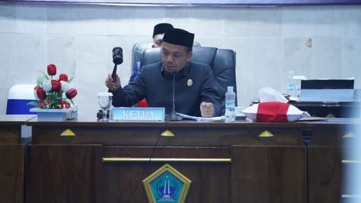 Ketua DPRD Kolaka Utara, Buhari, S.Kel., M.Si memimpin sidang paripurna istimewa pengumuman akhir masa jabatan Bupati dan Wakil Bupati Kolaka Utara priode 2017-2022. Foto: Diskominfo Kolaka Utara