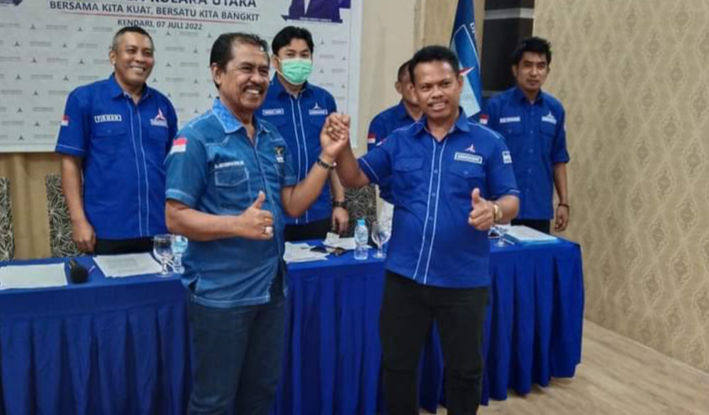 Bupati Kolaka Utara, Drs. H. Nur Rahman Umar, MH (kiri) bersama Wakil Ketua DPRD Provinsi Sulawesi Tenggara, H. Jumardin, SE (kanan) hadir dalam Muscab ke-IV pemilihan Ketua DPC Partai Demokrat Kolaka Utara. Foto: Ist