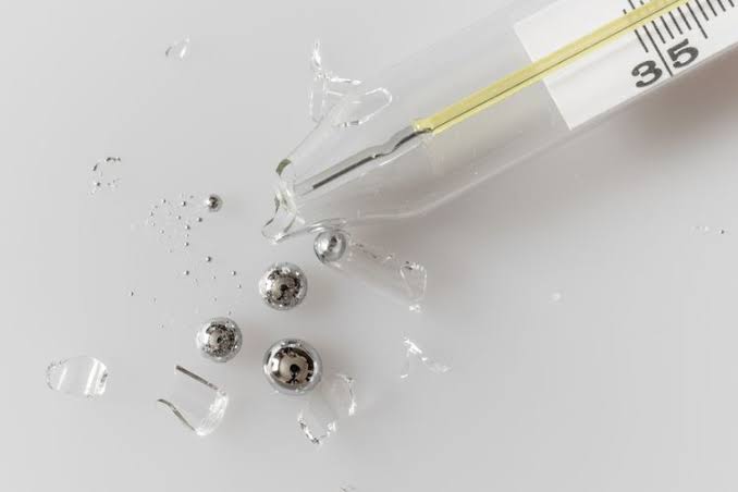Merkuri yang keluar dari termometer yang pecah. Foto: Repro shutterstock