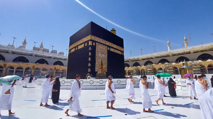 Umat Islam melaksanakan tawaf di sekeliling Kabah. Foto: Repro Getty Images