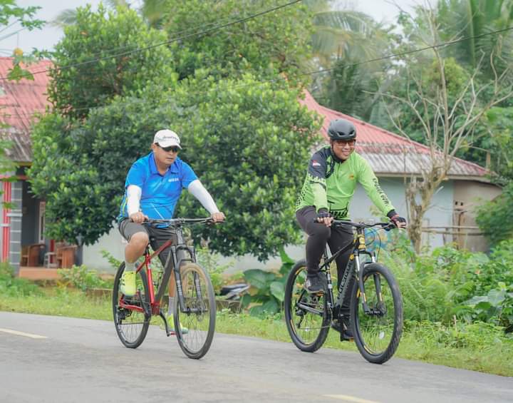 Pj Bupati Muna Barat, Bahri bersama Kajari Muna, Agustinus Baka Tangdililing. Foto: Ist.