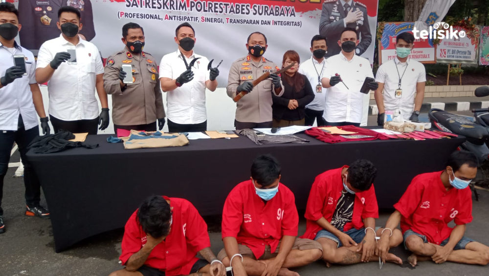 Para tersangka pemerasan berhasil diamankan di Polrestabes Surabaya. Foto: Yudhie/Telisik