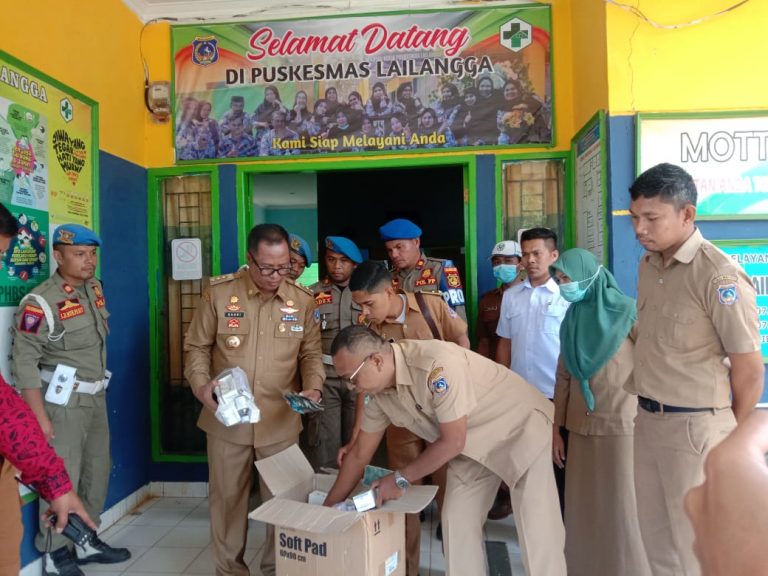 Pj Bupati Muna Barat, Bahri menemukan obat kadaluwarsa puskesmas saat melaksanakan sidak. Foto: Ist