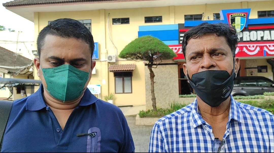Ananda Kumar (kanan) bersama anaknya Sundar Kumar, seusai membuat laporan di Bidang Propam Polda Sumatera Utara, di Medan, Selasa (5/7/2022). Foto: Ist