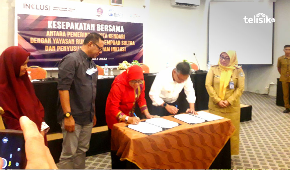 Yayasan Rumpun Perempuan Sulawesi Tenggara, Usnawati (merah), Direktur Eksekutif Yayasan BaKTI, Muh Yusran Laitupa (hitam) dan Wali Kota Kendari, Sulkarnain Kadir (putih) saat Mederatum Of Understanding (MoU) untuk penghapusan diskriminasi dan kekerasan t