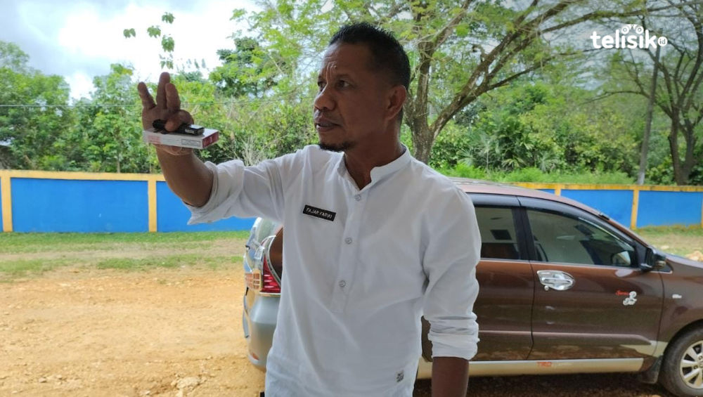 Juru Bicara Setda Muna Barat, Fajar Fariki saat menyampaikan beberapa rangkaian kegiatan untuk HUT Muna Barat ke-8. Foto: Putri Wulandari/Telisik