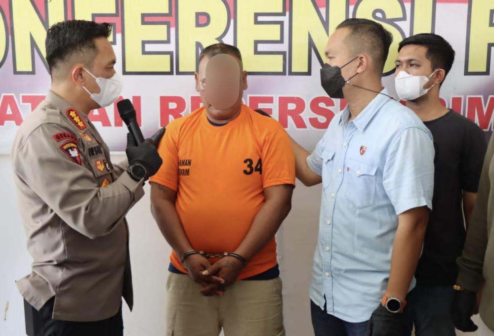 Kapolresta Deli Serdang, Kombes Pol Irsan Sinuhaji didampingi anggotanya memberikan keterangan resmi terkait pengungkapan kasus penembakan terhadap seorang pendeta di Kabupaten Deli Serdang. Foto: Ist