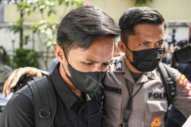 Sosok Bharada E yang terlibat langsung dalam peristiwa baku tembak dan menewaskan Brigadir J akhirnya muncul ke publik saat hadiri pemeriksaan oleh Komnas HAM. Foto: ANTARA