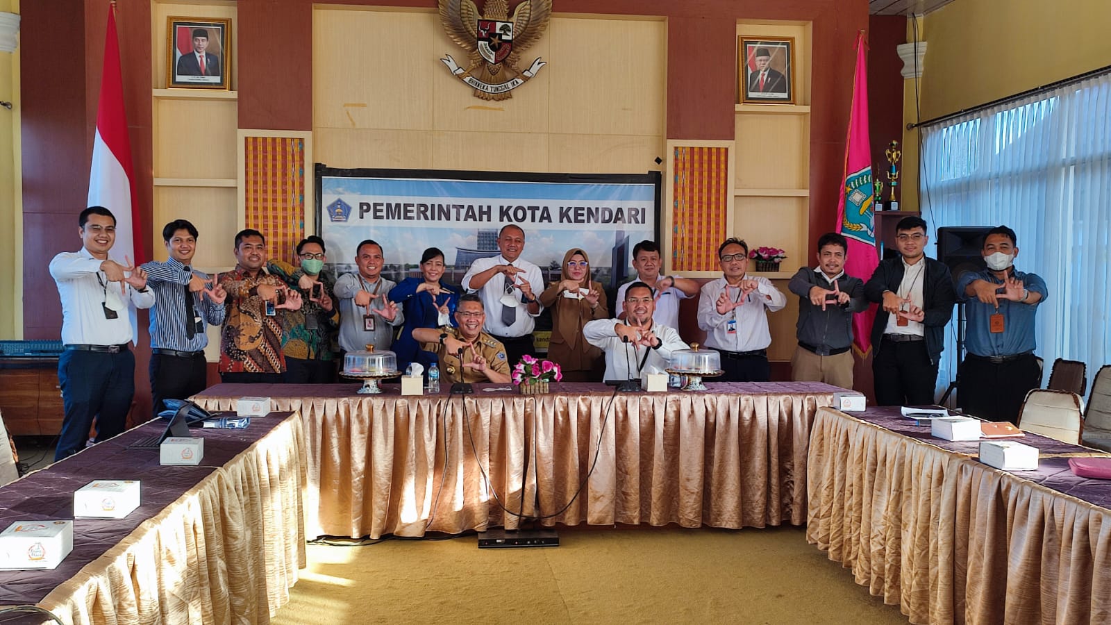 Wali Kota Kendari bersama pimpinan Bank Indonesia foto bersama usai menggelar rapat percepatan penerapan QRIS di Kota Kendari. Foto: Ist