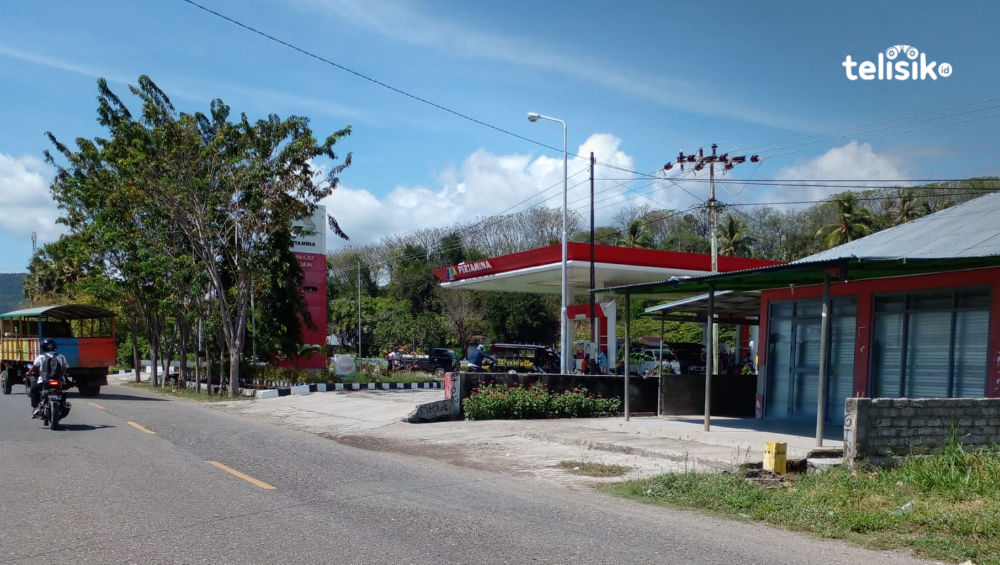 Stasiun Pengisian Bahan Bakar Umum (SPBU) yang berlokasi di jalur Reo - Kedindi, Kelurahan Mata Air, Kecamatan Reok, Manggarai, NTT. Foto: Berto Davids/Telisik