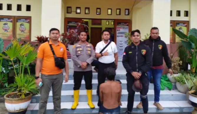 Pelaku pembunuhan ibu kandung bernama Timo (32) di Kabupaten TTS saat diamankan polisi. Foto: Ist
