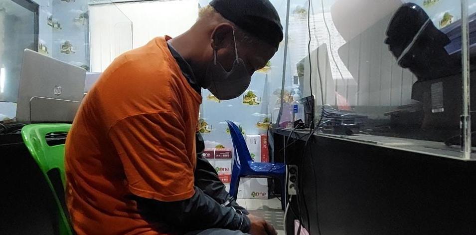 Pelaku diinterogasi tim penyidik dari Unit PPA Satreskrim Polrestabes Medan, di Jalan HM Said, Kecamatan Medan Timur. Foto: Ist