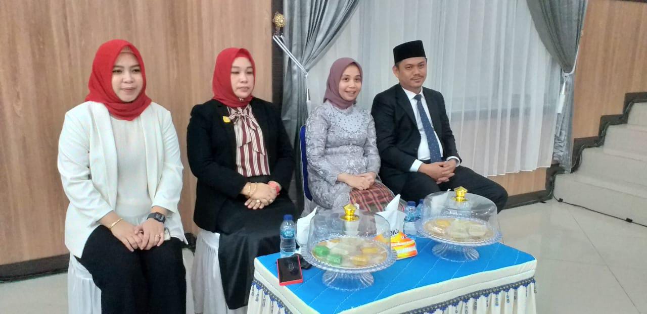 Abdul Aziz (paling kanan) mengungguli Diana Massi (kedua dari kiri) dengan perolehan 13 suara pada Pilwabup Kolaka Timur yang digelar DPRD, Kamis (28/7/2022). Foto: Ist.
