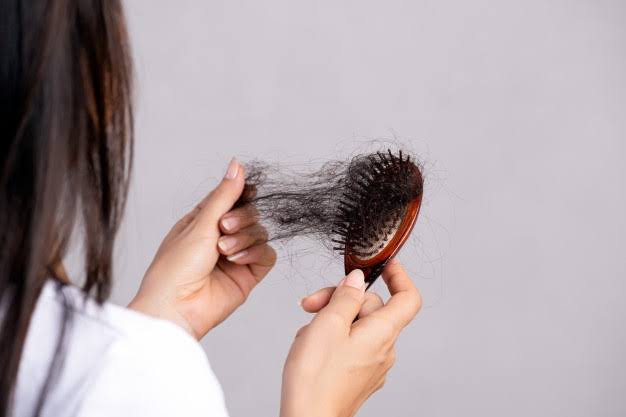 Salah satu keresahan yang dialami di bagian kepala adalah rambut rontok. Foto: Repro cnfstore.com