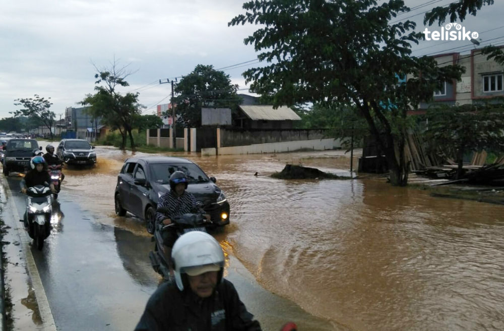 Kondisi poros By Pass, Jalan Brigjen M. Yoenoes yang terendam air hingga ratusan kendaraan harus antri. Foto: Thamrin Dalby/Telisik