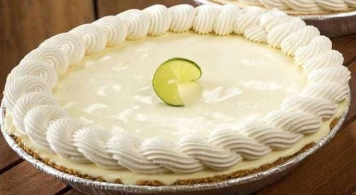 Key lime pie adalah kue pencuci mulut asal Amerika, yang terbuat dari jeruk nipis, kuning telur, dan susu kental manis. Foto: Repro Instagram @ keylimepieco