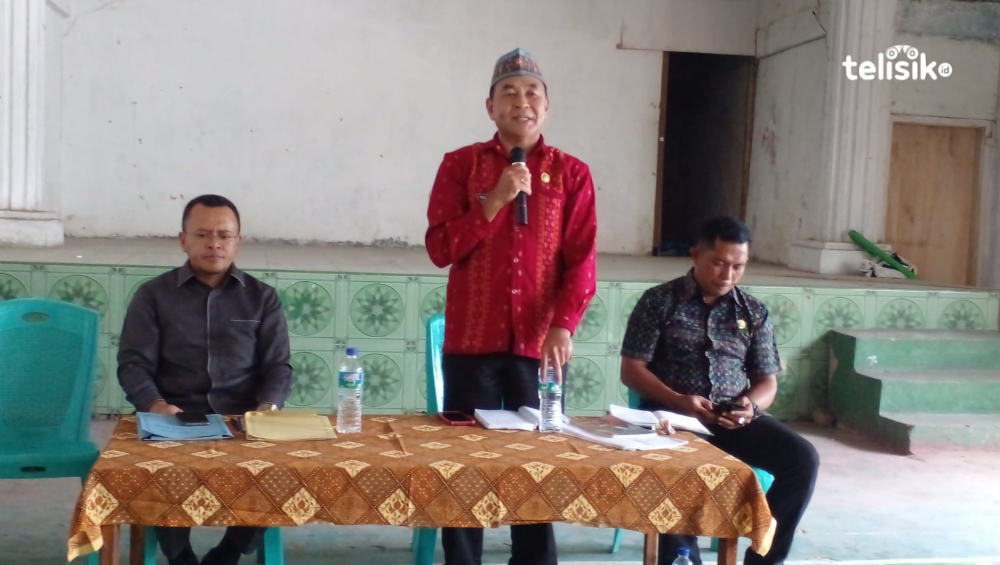 Reses Ferdi Naur selaku DPRD Manggarai dari Partai NasDem menghadirkan Kabag Tapem, Karolus Mance dan Sekcam Reok, Theobaldus Junaidin. Foto: Berto Davids/Telisik