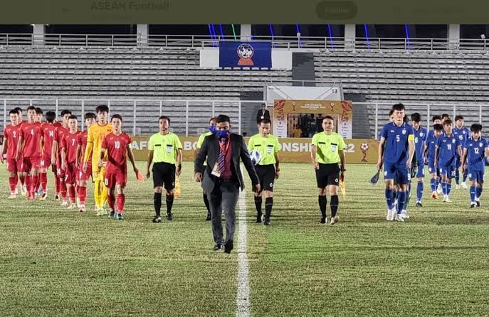 Timnas Vietnam vs Timnas Thailand di Piala AFF U-19 2022. Foto: Repro twitter/@AFFPrese