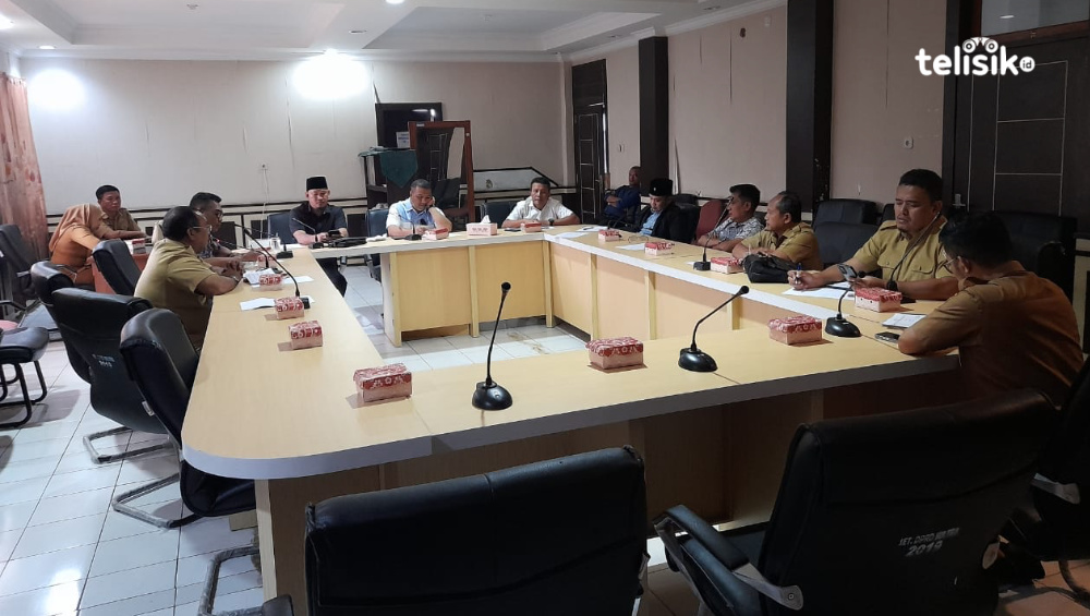 DPRD Sulawesi Tenggara dan Dinas Bina Marga saat membahas penanggulangan jalan rusak dan akan menganggarkan Rp 30 miliar untuk perawatan jalan di seluruh wilayah Sulawesi Tenggara. Foto: Muhammad Ilwanto/Telisik