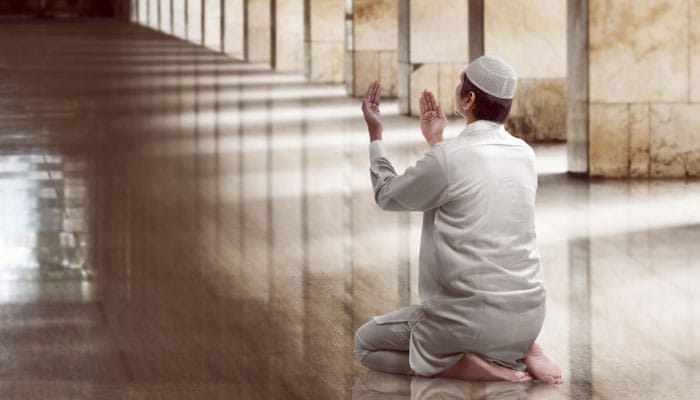 Jika hati terasa sesak, masalah yang dihadapi terasa sangat rumit dan tipu muslihat sangat banyak, maka bersegeralah datang ke tempat salat, dan salatlah. Foto: Repro islampos.com