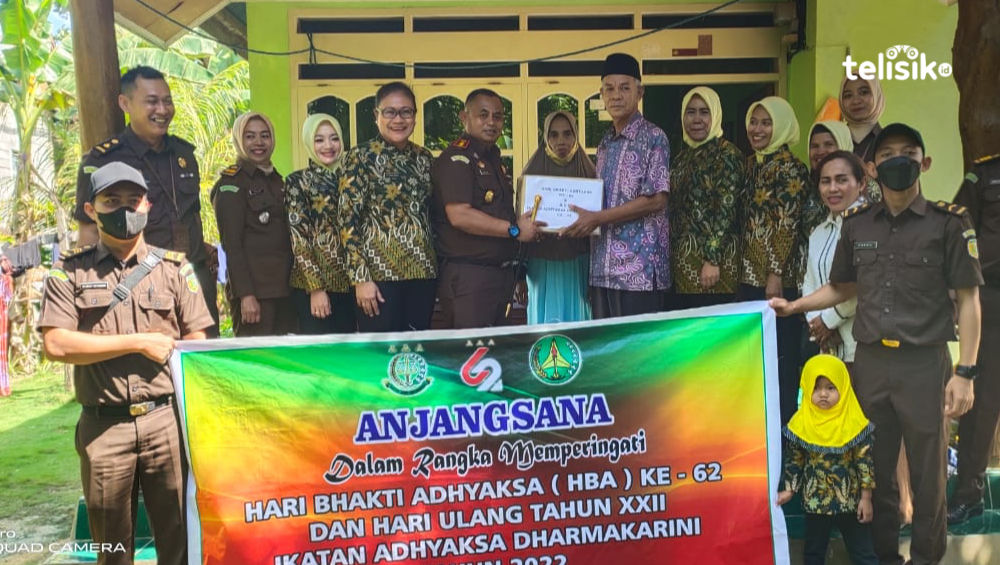 Kajari Muna, Agustinus Baka Tangdililing bersama Ketua IAD, Indri Baka menyerahkan bantuan paket sembako ke pondok pesantren. Foto: Sunaryo/Telisik