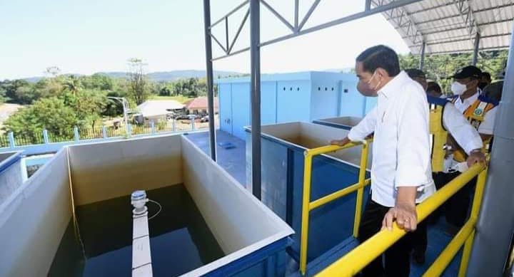 Presiden Jokowi saat memantau SPAM Wae Mese II di Labuan Bajo, NTT. Foto: Ist.