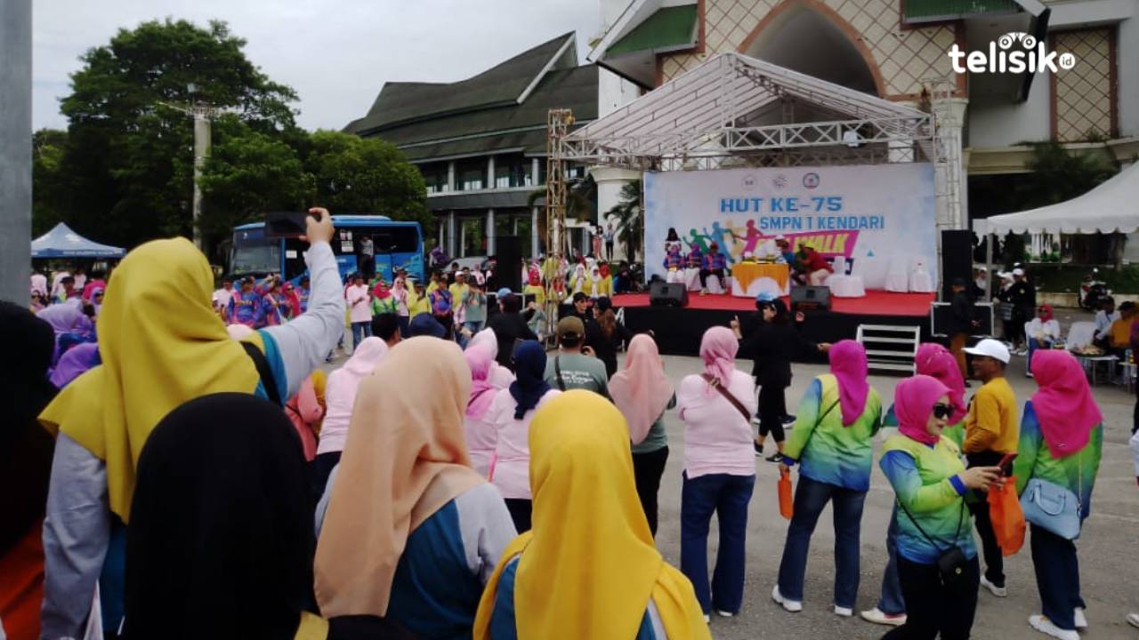 Acara jalan santai dalam memeriahkan HUT SMPN 1 Kendari yang dimeriahkan oleh beberapa angkatan di Lapangan eks MTQ. Foto: Nur Khumairah/Telisik