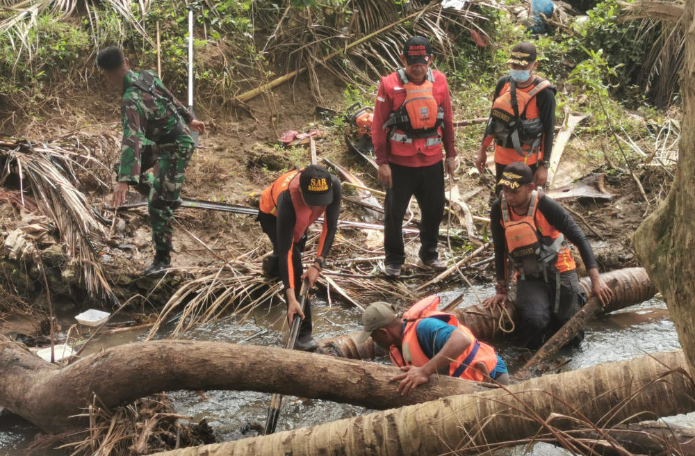 Proses pencarian La Abu (45) warga Kota Baubau yang tewas setelah jatuh menabrak dinding pembatas sungai Liabuku Kecamatan Bungi kota Baubau, Senin (11/7/2022) pukul 01.00 Wita, dini hari. Foto: ist