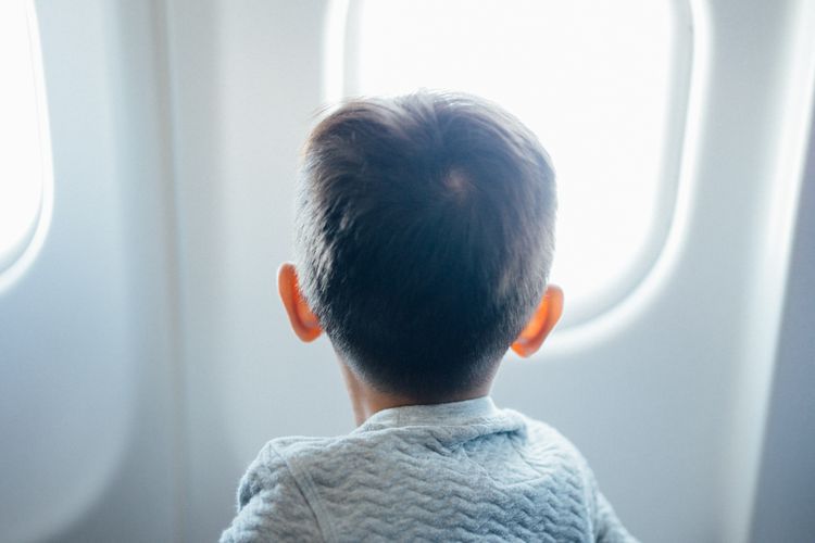 Satu hal yang paling dikhawatirkan orang tua ketika membawa bayi dan balita dalam penerbangan adalah kebiasaan rewel pada si kecil. Foto: Repro Kompas.com