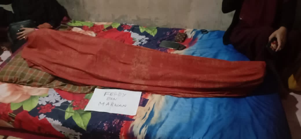 Pria berinisial F di Kendari mengahiri hidupnya dengan gantung diri menggunakan kabel listrik. Foto: Ist.