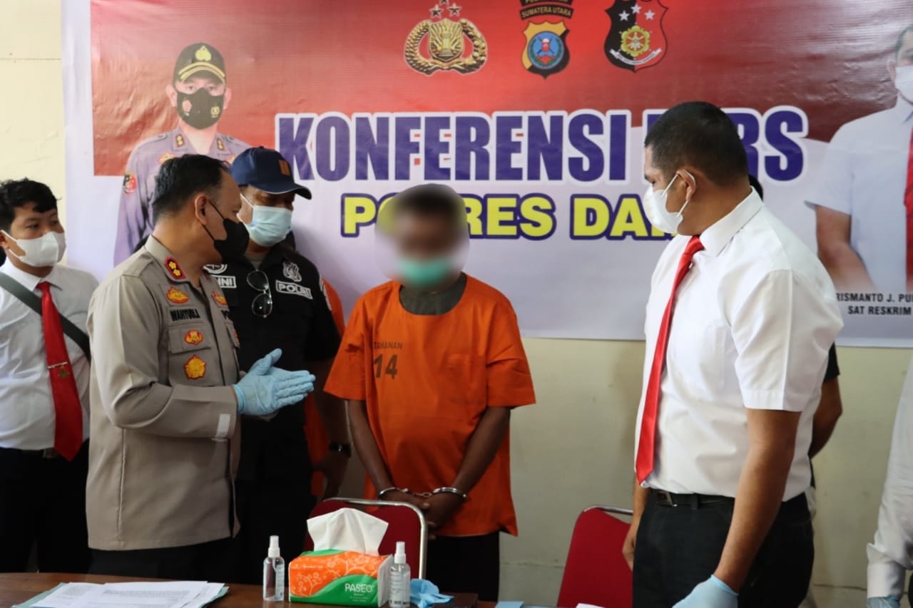 Polisi ketika menginterogasi pelaku penikaman sampai tewas terhadap istrinya di Kabupaten Dairi, Provinsi Sumatera Utara. Foto: Ist