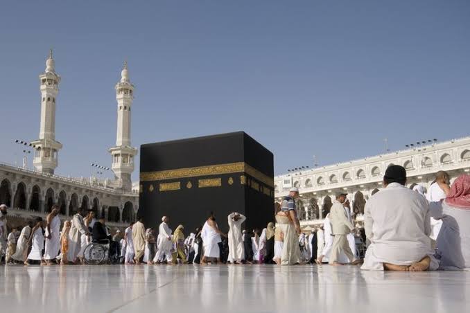 Sejumlah umat Islam sedang melaksanakan rangkaian ibadah murah di sekitar Kabah, Mekkah. Foto: Repro shutterstock