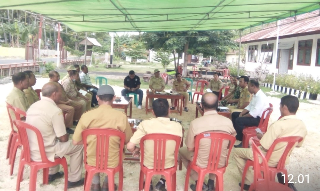Pemerintah Kecamatan Lamba Leda Utara sedang menggelar rapat persiapan turnamen bola kaki dan voli putri Bupati Cup VI. Foto: Ist.
