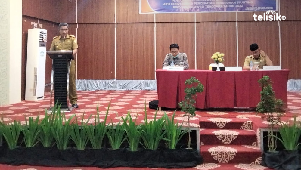 Kepala Bappeda Sulawesi Tenggara, J. Robert saat membuka rapat koordinasi percepatan penurunan angka stunting yang diikuti oleh OPD terkait di 17 kabupaten/kota se-Sulawesi Tenggara. Foto: Muhammad Ilwanto/Telisik