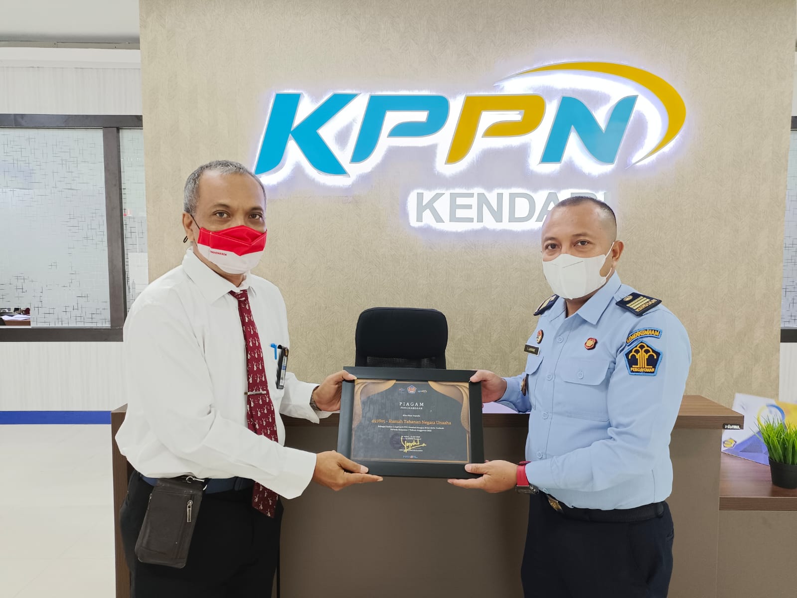 Kepala KPPN Kendari Teguh Ratno Sukarno saat menyerahkan penghargaan IKPA kepada Kepala Sub Seksi Pengelolaan Rutan Unaaha, Irwan La Mane. Foto: Ist.