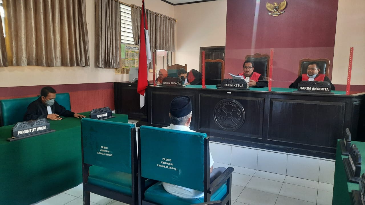 Terdakwa dugaan korupsi DD Lagasa, MT mendengarkan majelis hakim membacakan amar putusan. Foto: Ist