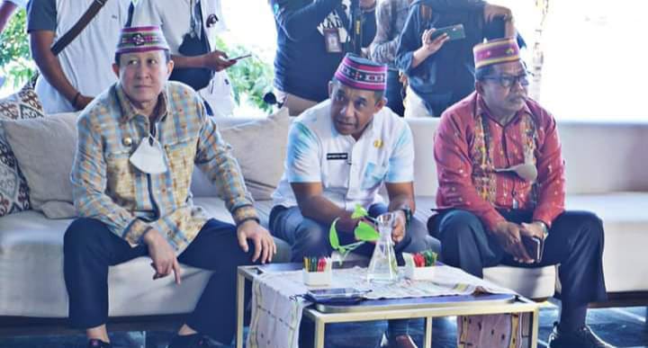 Dari kanan: Wakil Bupati Manggarai Barat, Bupati Manggarai dan Bupati Manggarai Timur. Foto: Ist.