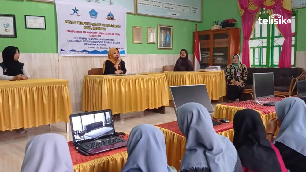 Kepala Dinas Perpustakaan dan Arsip  Kota Kendari Sri Yusnita saat membuka pelatihan dasar komputer di Panti Asuhan Shabri Kendari. Foto: Sumarlin/Telisik