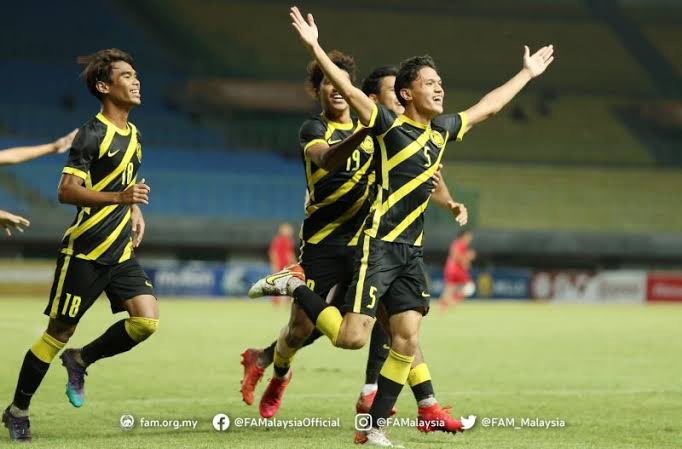 Skuad Timnas Malaysia U-19 merayakan kemenangan. Foto: Repro Twitter/@fam_malaysia