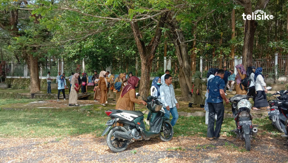 PPPK guru mendatangi kantor BPKAD untuk mempertanyakan pembayaran gaji. Foto : Sunaryo/Telisik