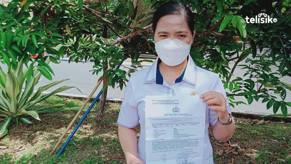 Pelapor usai membuat laporan ke Mapolda Sumatera Utara dan menunjukkan surat tanda terima laporan polisi ketika diwawancarai awak media, Senin 11 Juli 2022. Foto: Reza Fahlefy/Telisik