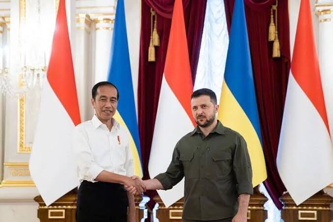 Misi perdamaian Jokowi lewat pesan Ukraina ke Rusia berujung saling bantah. Foto: Repro Kompas.com