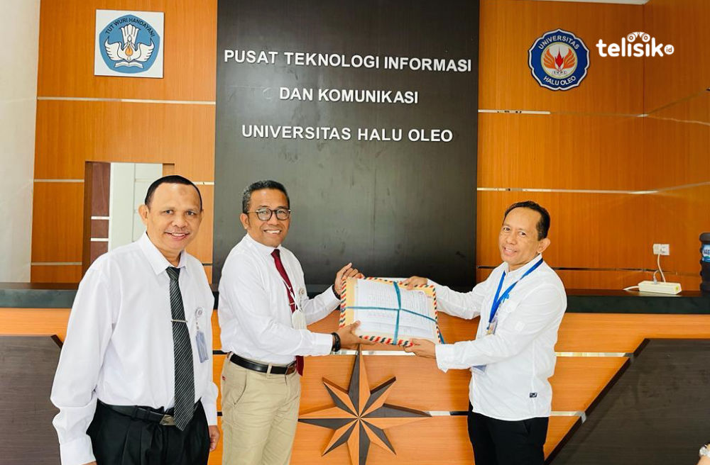 Rektor UHO, Prof.Dr. Muhammad Zamrun Firihu (dua dari kiri) menyerahkan dokumen UTBK SMMPTN, ke Ketua Penitia SMMPTN UHO, Wakil Rektor I UHO, Dr. La Hamimu (kanan) sekaligus menentukan syarat kelulusan yaitu berdasarkan sistem ranking. Foto: Muhammad Ilwa
