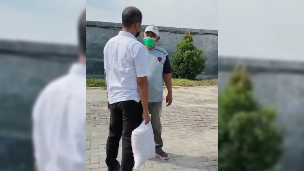Petugas kepolisian membawa karung berisi beras bersama perwakilan dari pihak pabrik viral secara berantai di grup WhatsApp wartawan di Kota Medan, Provinsi Sumatera Utara, Jumat (1/7/2022). Foto: screenshot video viral