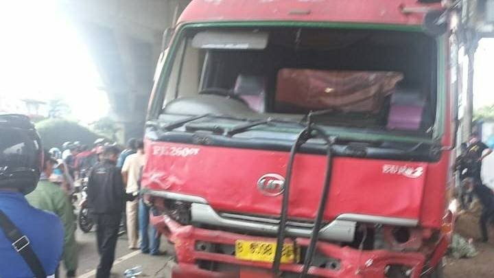 Truk Tangki mengalami kecelakaan di Jalan Alternatif Cibubur arah Cileungsi Bogor, Senin (18/7/2022) pukul 16.40 WIB. Foto: Instagram/@tmcpoldametro